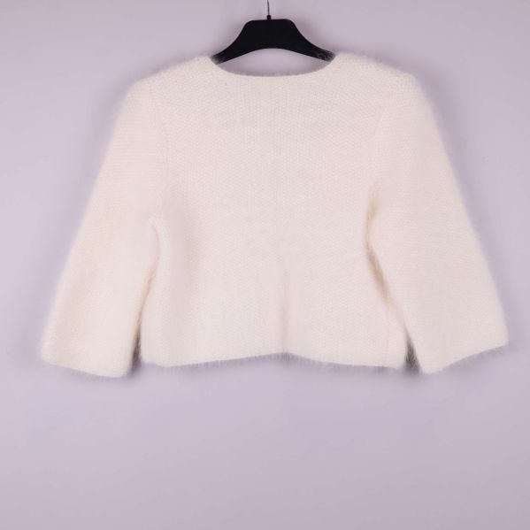 Kort vit kofta bakifrån, fokus på siluett