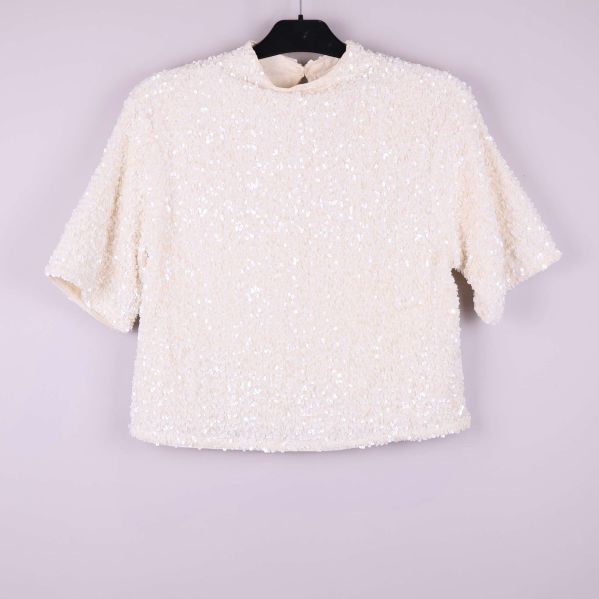 Kort topp med paljetter och halvärmar framifrån