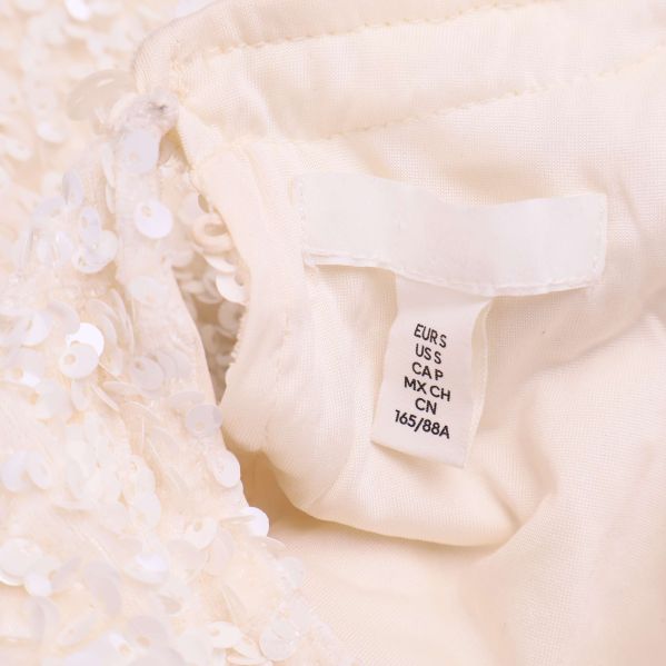 Storleksetikett i topp med flera internationella storlekar