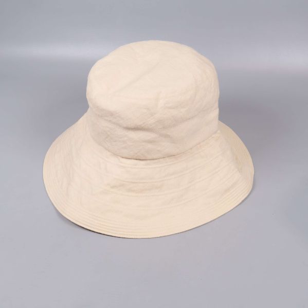 Beige hatt med brett brätte på grå bakgrund
