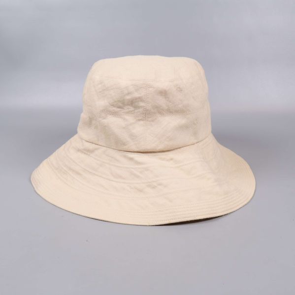 Bred beige hatt sedd rakt framifrån