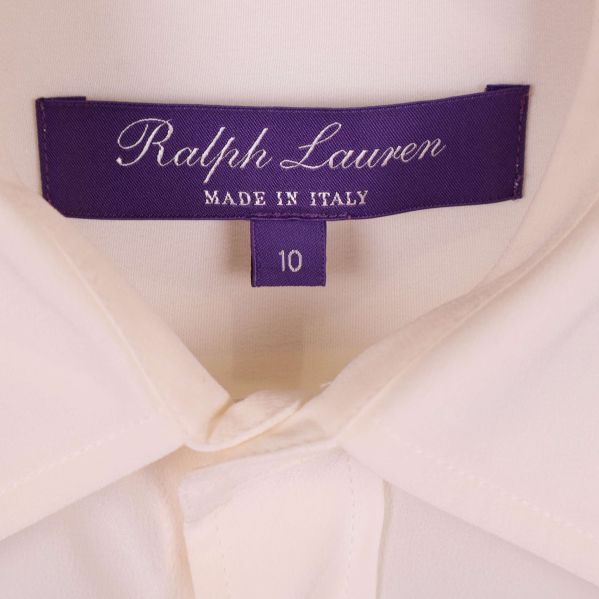 Närbild på Ralph Lauren etikett i lila med storlek