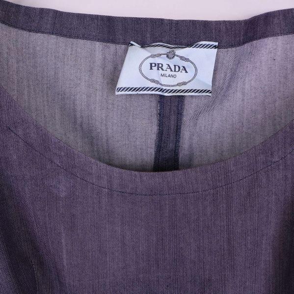 Närbild på Prada-logotyp i nacken