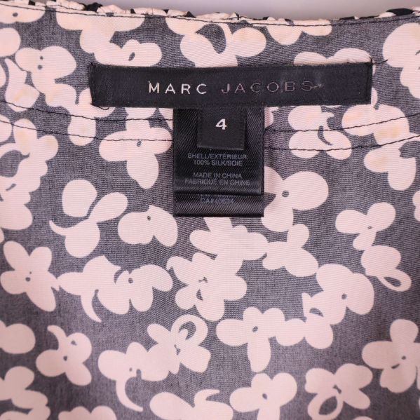 Närbild på Marc Jacobs-etikett i klänningen
