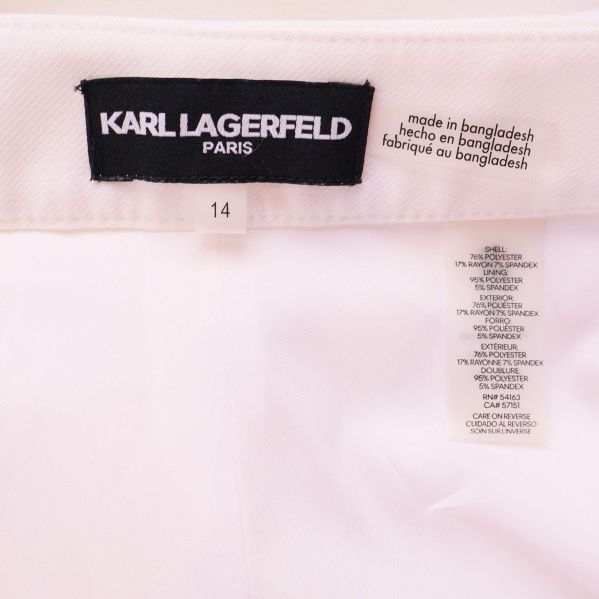 Närbild på Karl Lagerfeld-etikett och materiallapp