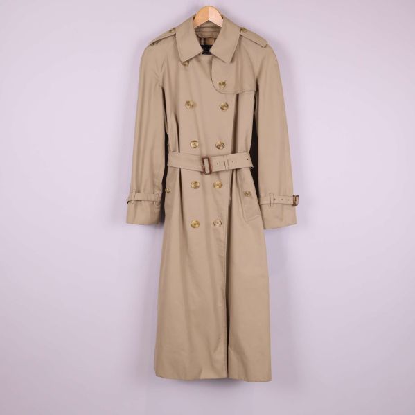 Beige lång trenchcoat med bälte framifrån