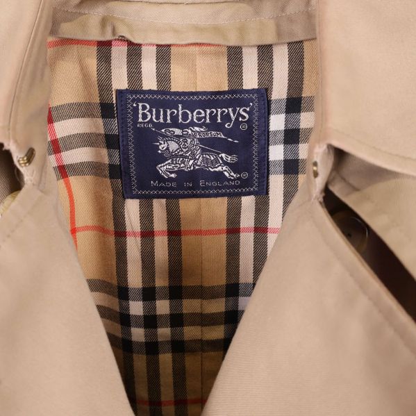 Burberrys märkesskylt på rutigt innerfoder