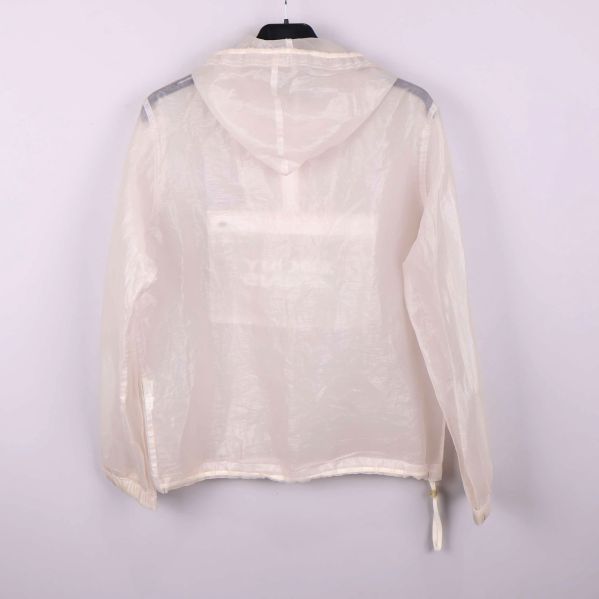 Baksida av transparent jacka med huva