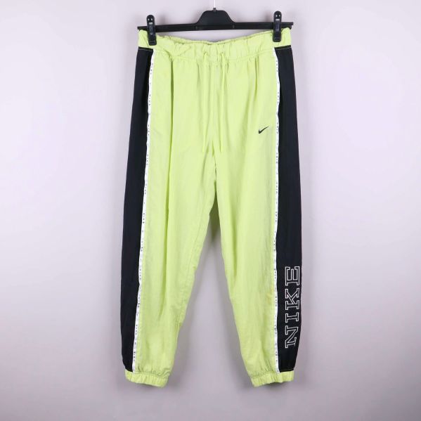 Framsida av ljusgrön och svart träningsbyxa med resår