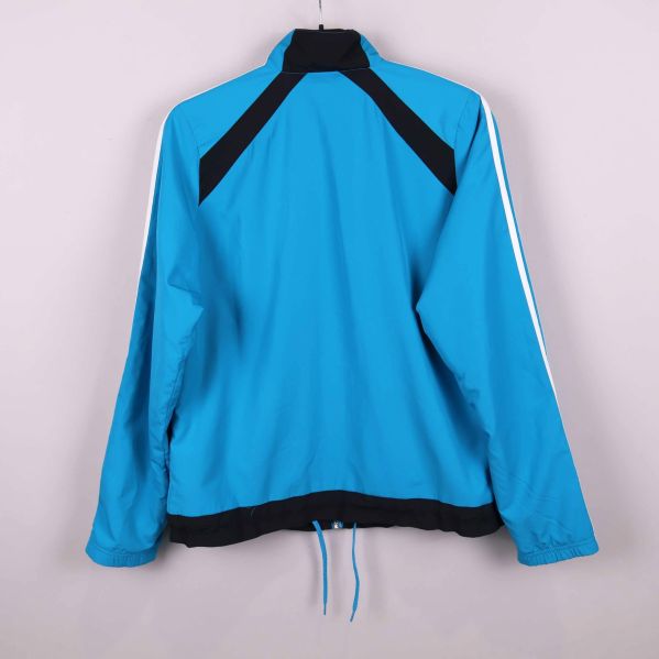 Baksidan av blå sportjacka med svarta axeldetaljer