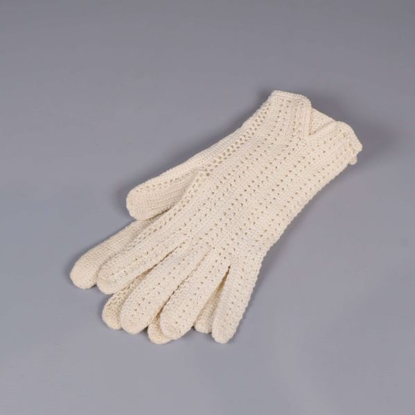 Handskar i naturvit virkad design sett snett ovanifrån