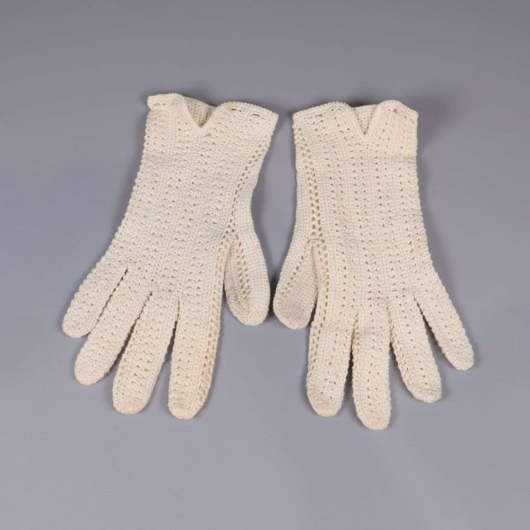 Båda handskarna utlagda med ovansida synlig