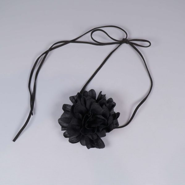 Svart halsband med stor tygblomma och knytband
