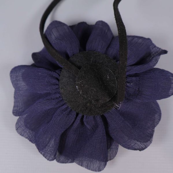 Baksida av blomhalsband och knytbart svart band