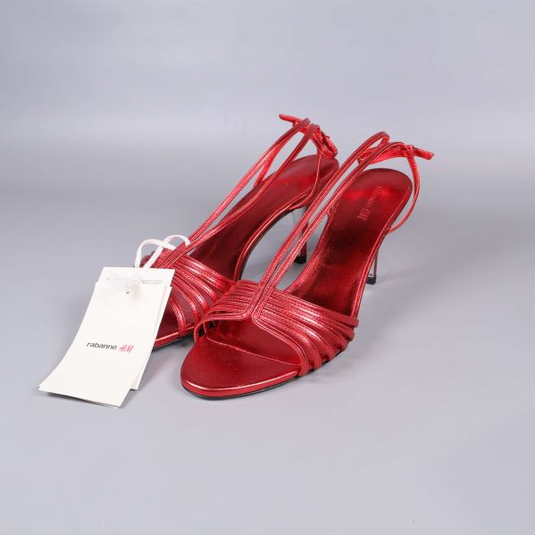 Röda sandaletter med smala remmar och klack, etikett synlig