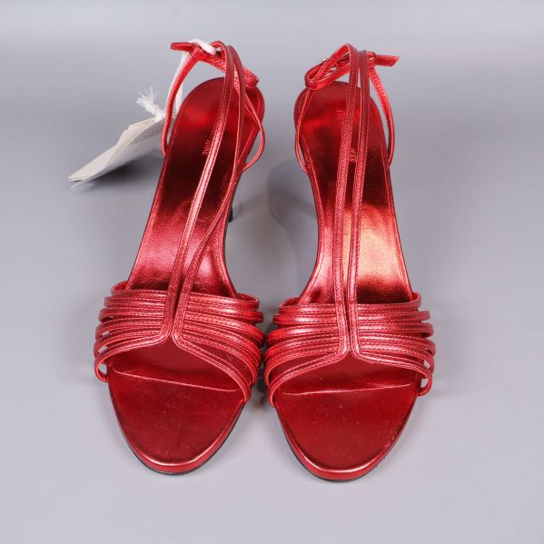 Sandaletter framifrån, visar remdetaljer och öppen tå