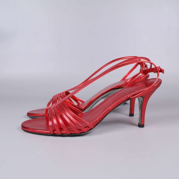 Sandaletter från sidan, visar klack och profil