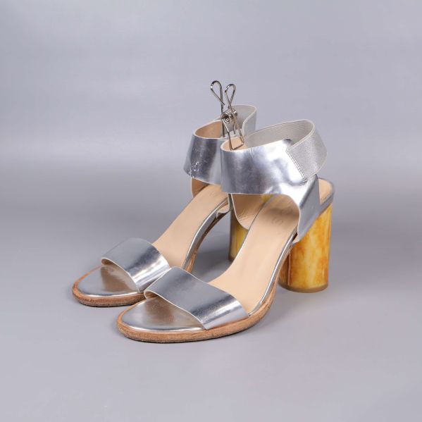 Sandaler med bred silverrem och gul marmorerad klack