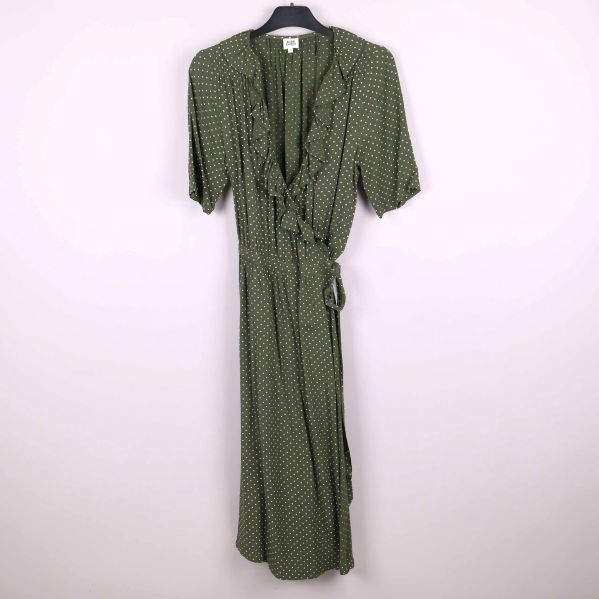 Lång grön omlottklänning med vita prickar framifrån