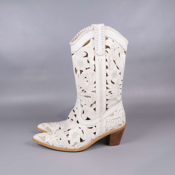 Profilvy av boots med dekorativt blommönster