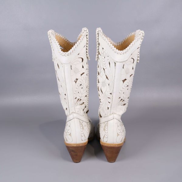 Baksidan av vita boots med träklack