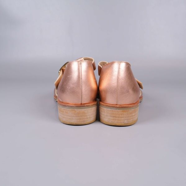 Baksida av metallsandal med träklack