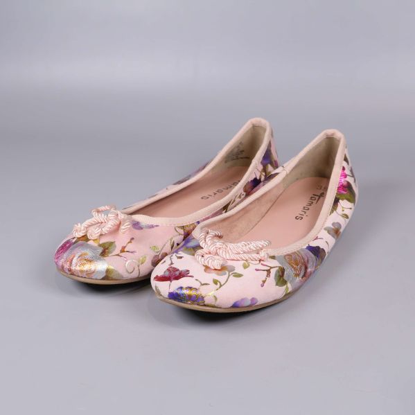 Ballerinaskor i rosa tyg med blommigt mönster och dekorativa rosetter