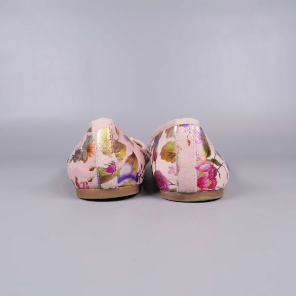 Baksidan av ballerinaskor i blommigt tyg och låg sula