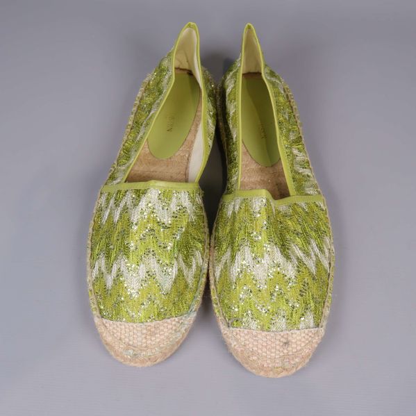 Espadriller uppifrån visar zickzackmönster i grönt och vitt