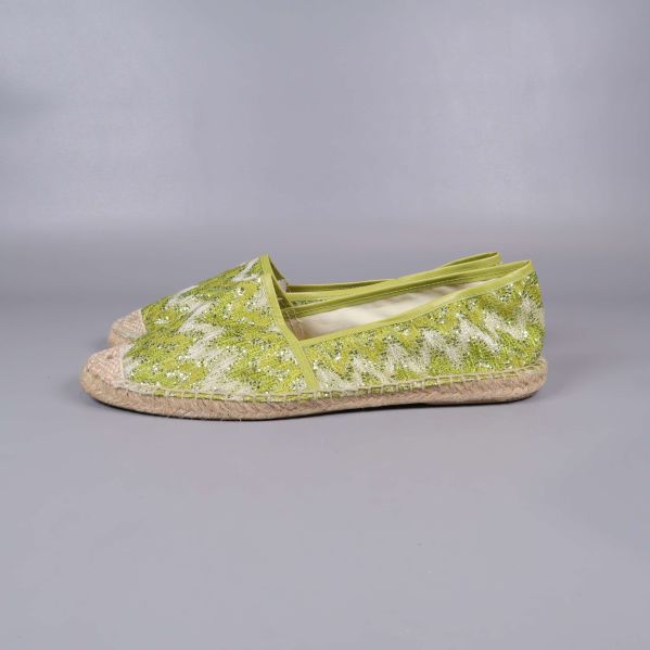 Sidovy av espadriller med grön mönstrad ovandel