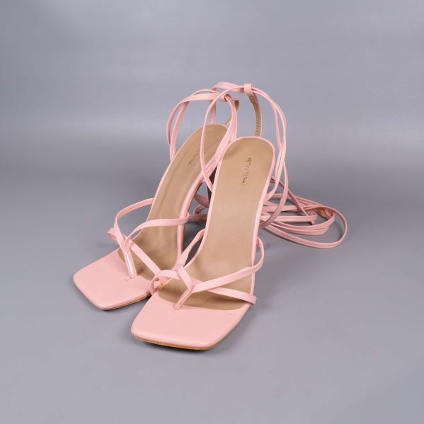 Rosa sandaler med höga klackar och smala snören