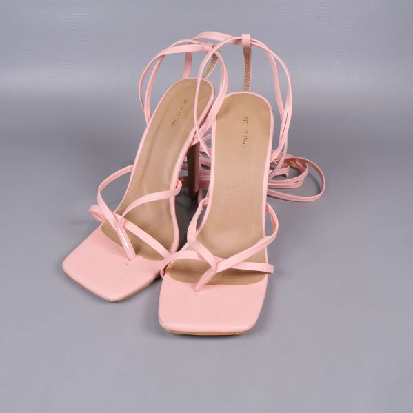 Sandaler framifrån visar rosa remmar och hög klack