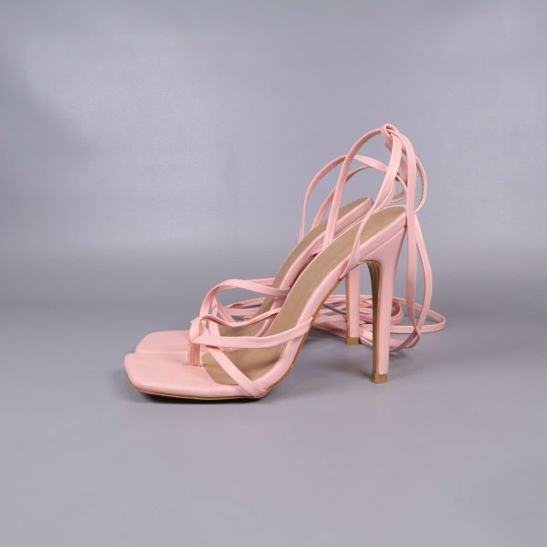 Sandaler från sidan visar höga klackar och snörning