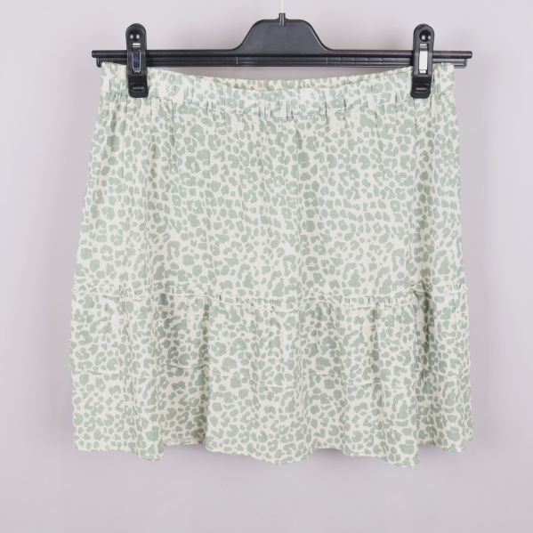 Framsida av grön leopardmönstrad kjol