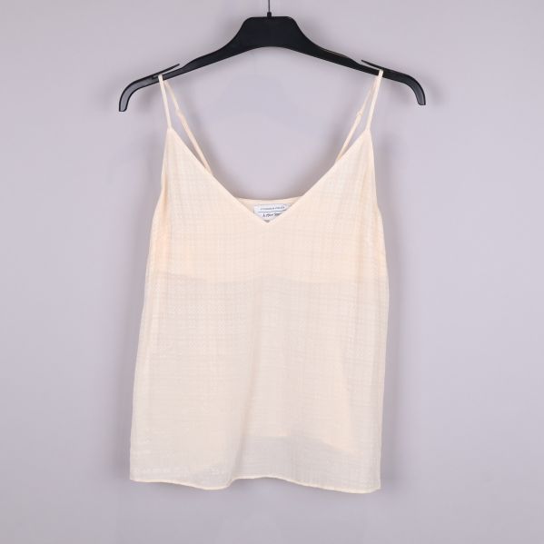 Framifrån av ljus beige topp