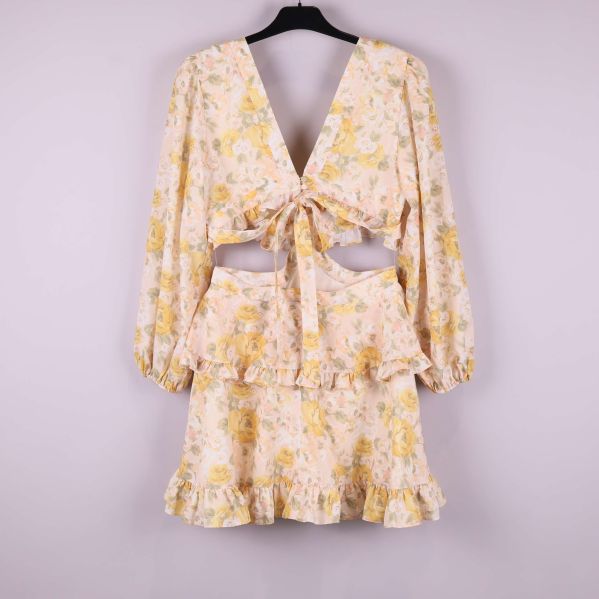 Blommig kort klänning med volanger och djup v-ringning