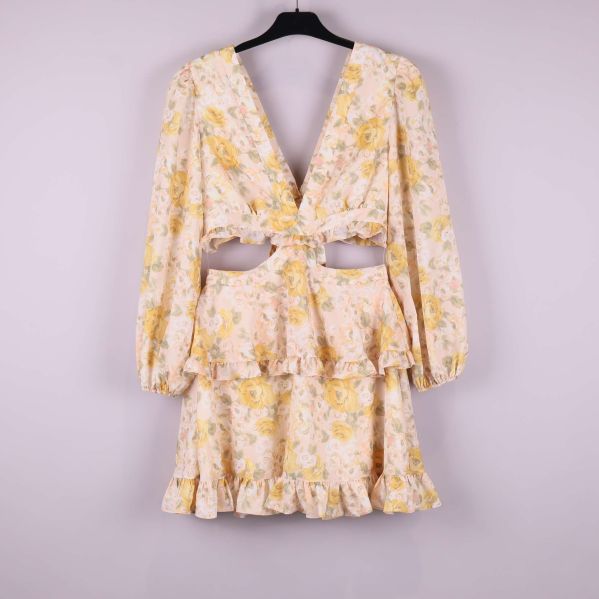 Blommig kort klänning med volanger och djup v-ringning