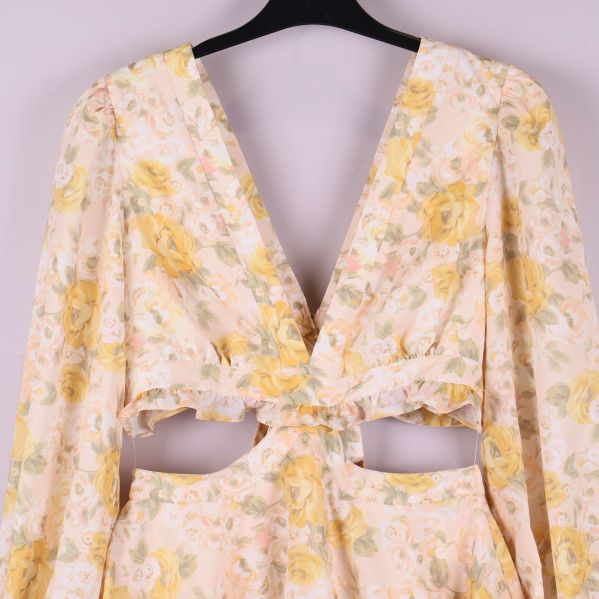 Närbild framtill av klänningens djupa v-ringning