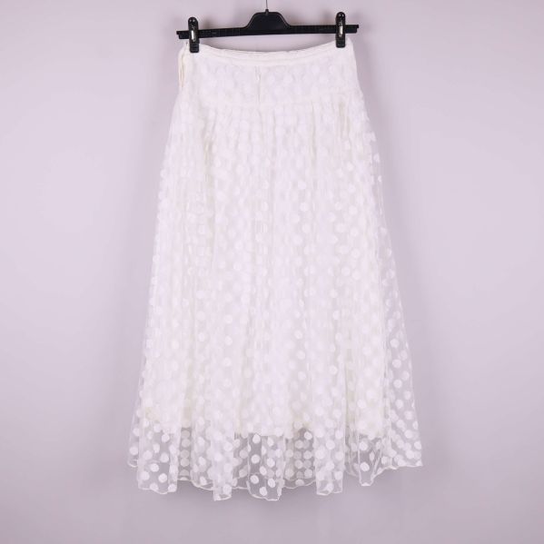 Baksidan av lång vit kjol med prickigt mönster