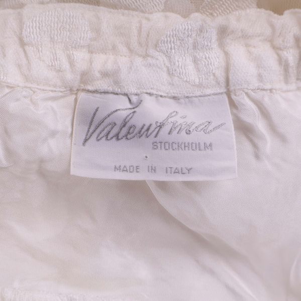 Valentina Stockholm etikett insydd i vitt tyg