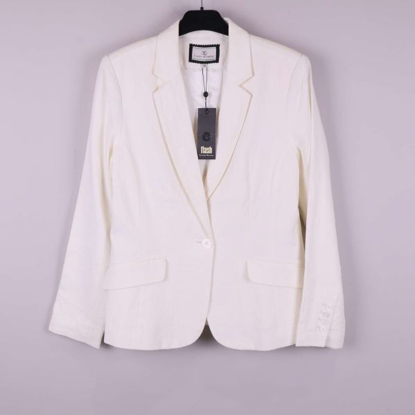 Vit kavaj på galge mot ljus bakgrund