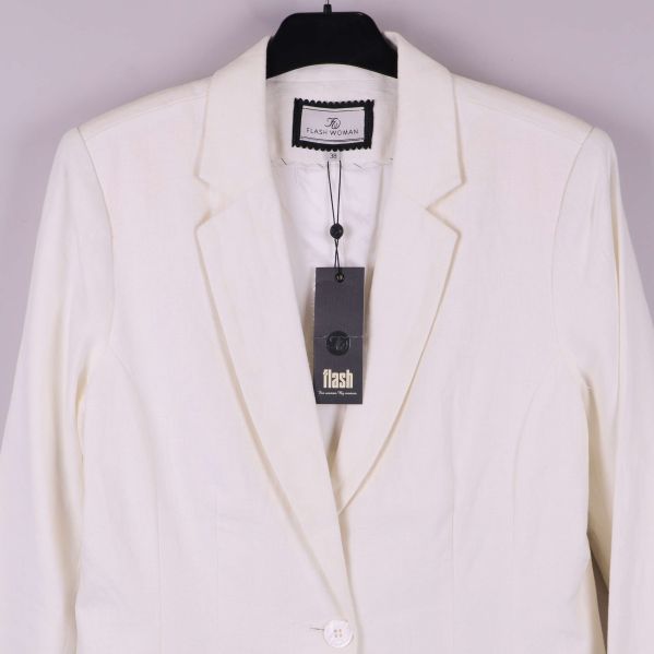 Kavaj i vit färg, närbild på överdel med knapp