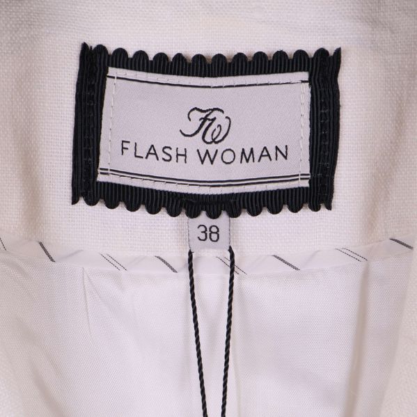 Närbild på Flash Woman-märkesetikett i kavajen