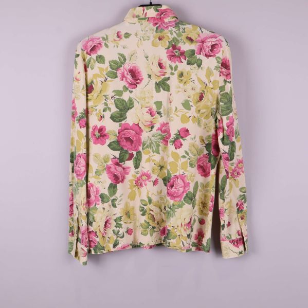 Baksida av skjorta med blommigt mönster och krage