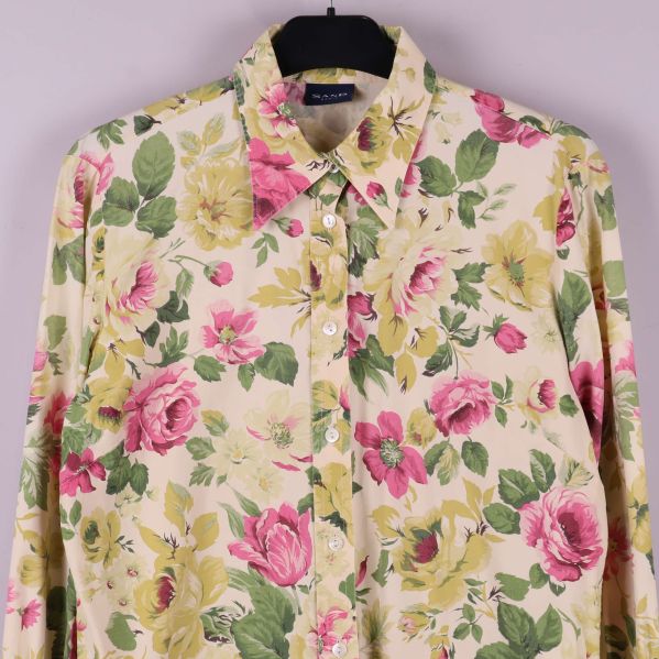 Övre del av blommig skjorta med krage och knappar