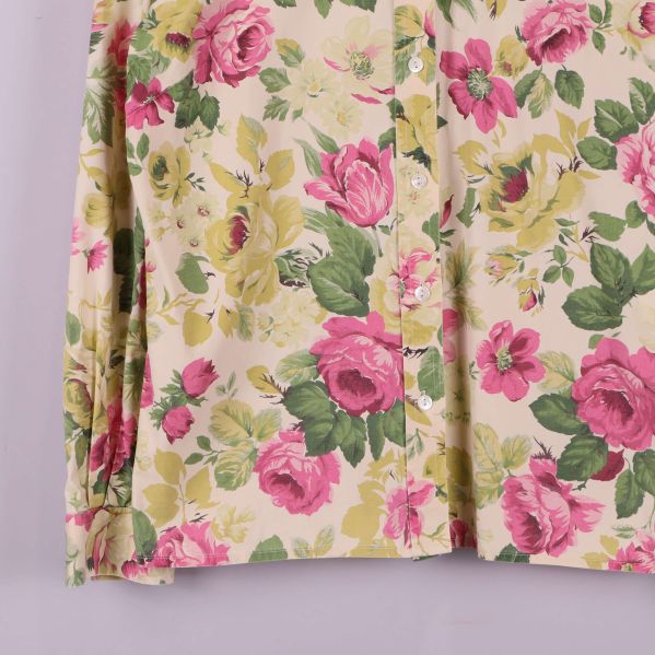 Detalj på blommig skjorta nedtill med knappar