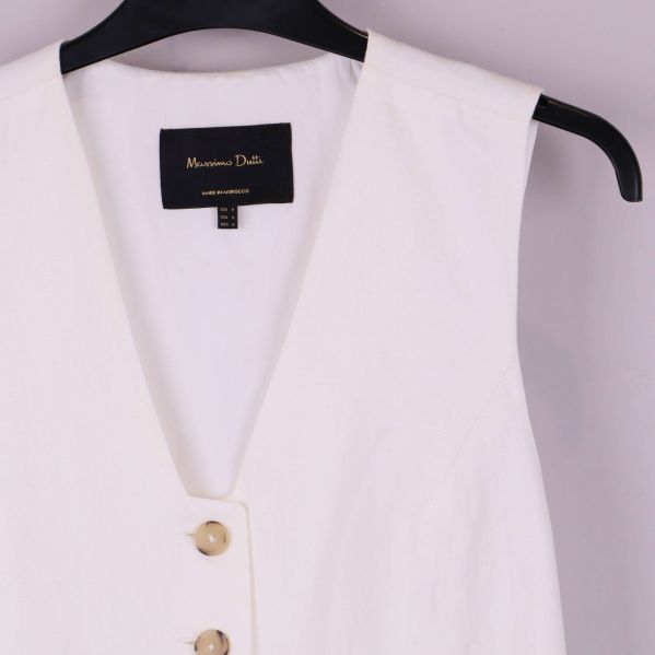 Närbild på västens axelparti och knappar