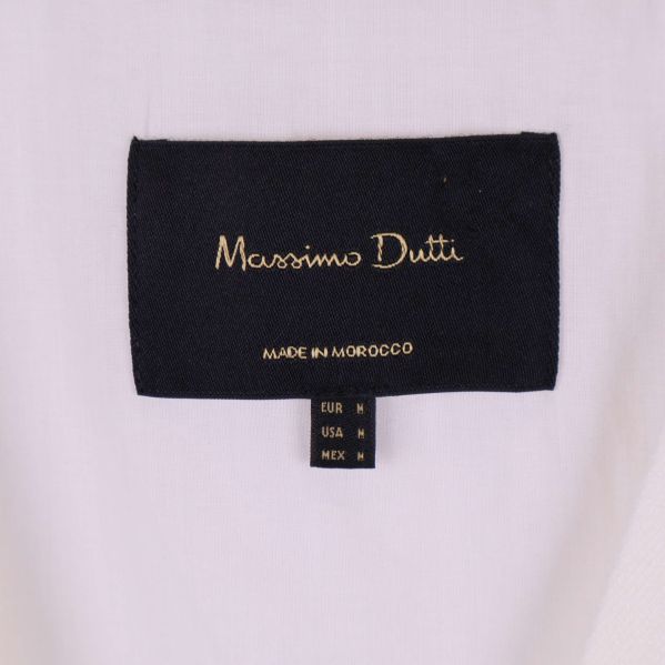 Nära bild på Massimo Dutti etikett i väst