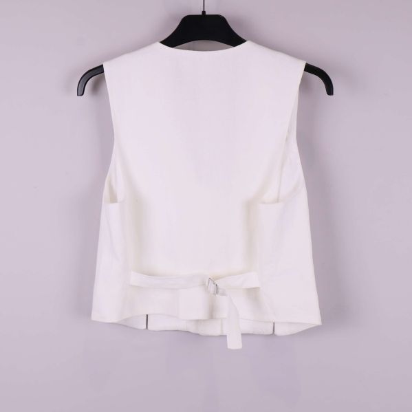 Vit väst bakifrån med justerbart band i ryggen