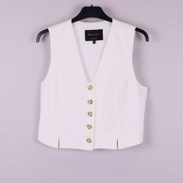 Vit väst på galge med sex bruna knappar framtill